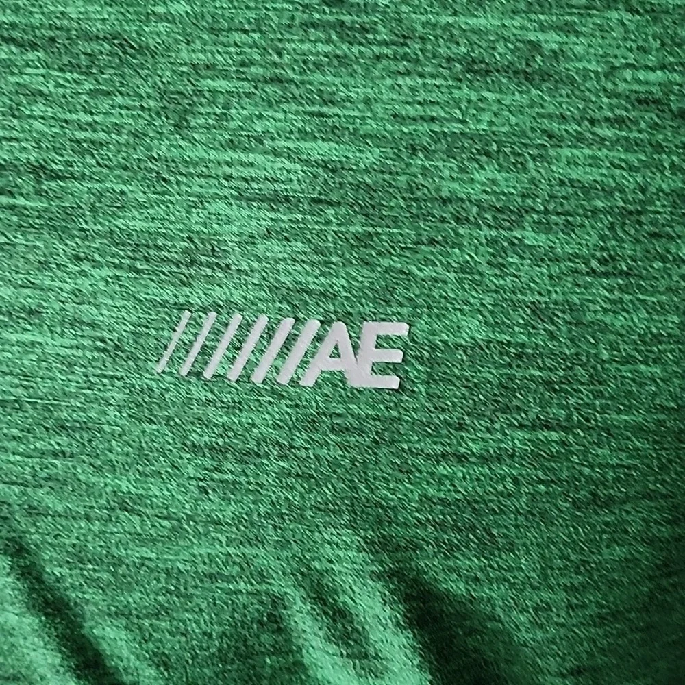American Eagle AEActive Extreme Flex heather green v-neck tee Size:MT - Picture 5 of 10